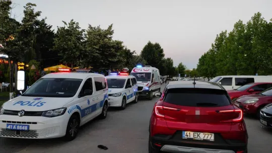 Restoran önünde vuruldu, terliği ve arabasını bırakıp yaralı halde kaçtı