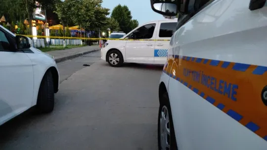 Restoran önünde vuruldu, terliği ve arabasını bırakıp yaralı halde kaçtı