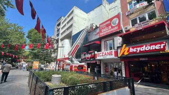Restoranın bacasında çıkan yangın ekipleri harekete geçirdi