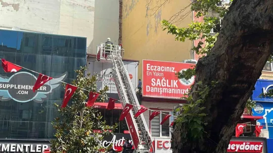 Restoranın bacasında çıkan yangın ekipleri harekete geçirdi