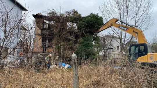 O ilçede yıkılan bina sayısı 175'e ulaştı