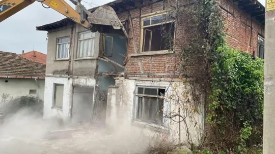 O ilçede yıkılan bina sayısı 175'e ulaştı