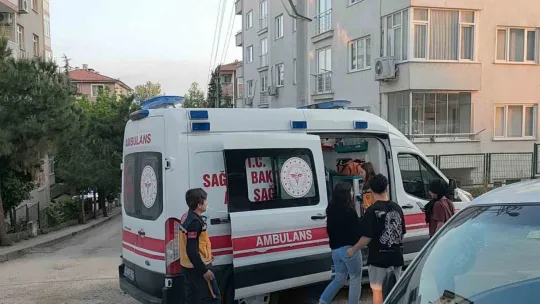 Rögar kapağına takılan otomobilin hava yastıkları patladı