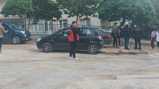 Rögar kapağına takılan otomobilin hava yastıkları patladı