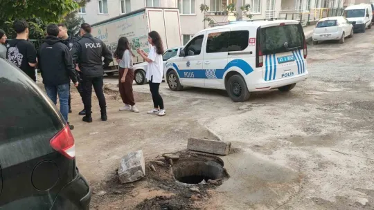 Rögar kapağına takılan otomobilin hava yastıkları patladı