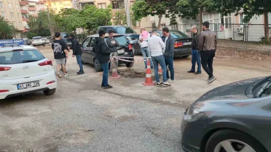 Rögar kapağına takılan otomobilin hava yastıkları patladı