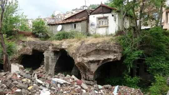 Roma döneminde İzmit'e su veren tarihi sarnıç kaderine terk edildi 
