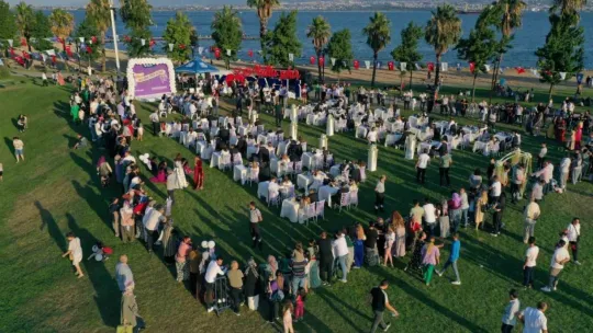 Klasik araçlarla düğün konvoyu coşkusu yaşadılar
