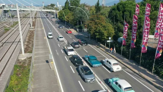 Klasik araçlarla düğün konvoyu coşkusu yaşadılar