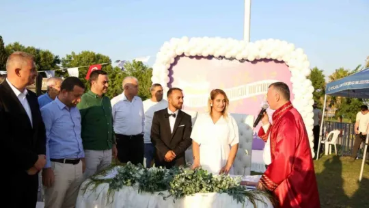 Klasik araçlarla düğün konvoyu coşkusu yaşadılar