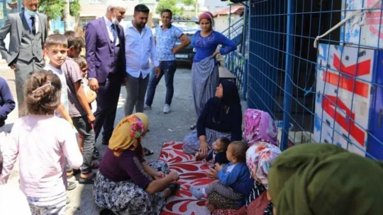 Roman mahallelerini tek tek gezip oy istiyor