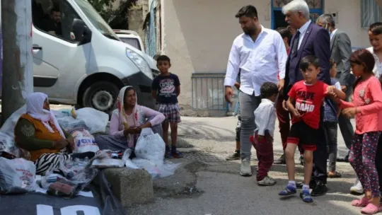 Roman mahallelerini tek tek gezip oy istiyor