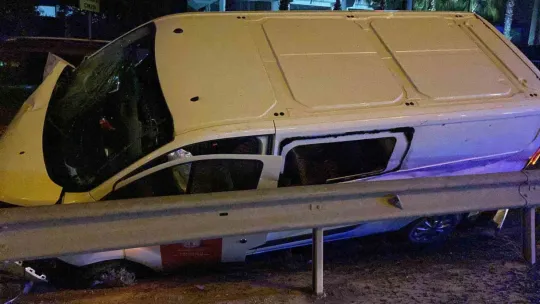 Rrefüje giren araç bariyeri biçti: 1 yaralı