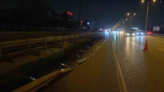 Rrefüje giren araç bariyeri biçti: 1 yaralı