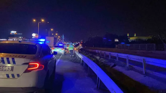 Rrefüje giren araç bariyeri biçti: 1 yaralı