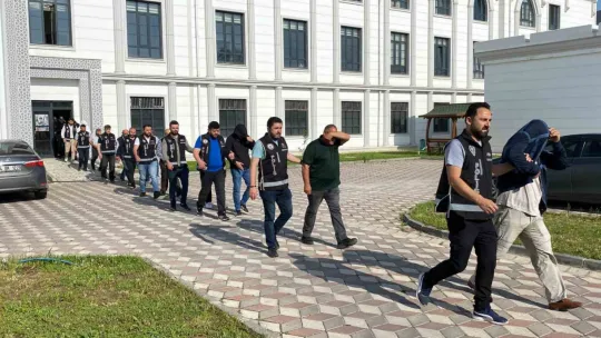 Rüşvet ve dolandırıcılık suçlarından yakalanmışlardı: 18 kişi adliyede