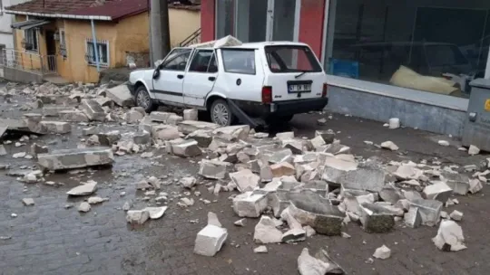 Rüzgar binanın duvarını yıktı, faciadan dönüldü