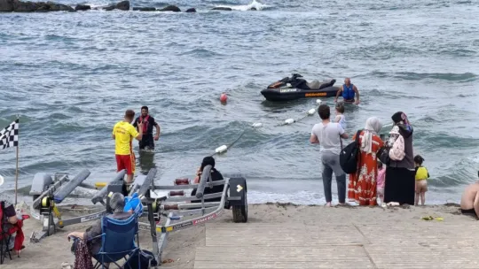 Rüzgar ve dalga denize girişlere yasak getirdi: Bir kişi boğulmaktan son anda kurtarıldı