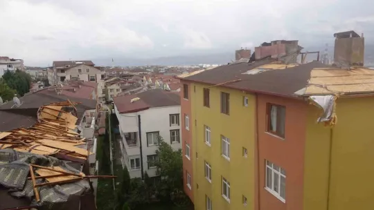 Rüzgara dayanamadı, karşı binanın çatısına uçtu