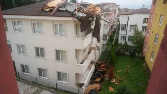 Rüzgara dayanamadı, karşı binanın çatısına uçtu