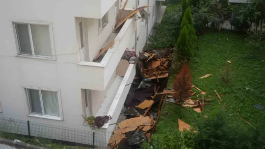 Rüzgara dayanamadı, karşı binanın çatısına uçtu