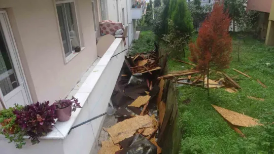 Rüzgara dayanamadı, karşı binanın çatısına uçtu