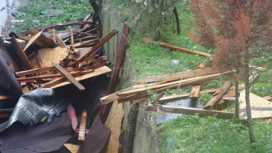 Rüzgara dayanamadı, karşı binanın çatısına uçtu