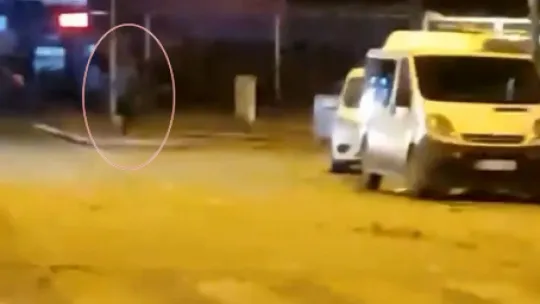 Rüzgarın savurduğu çöp konteynerinin peşinden böyle koştu