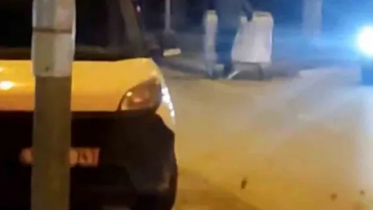 Rüzgarın savurduğu çöp konteynerinin peşinden böyle koştu