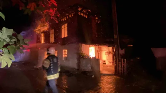 Sabaha karşı yangın paniği: İki ahşap ev kül oldu