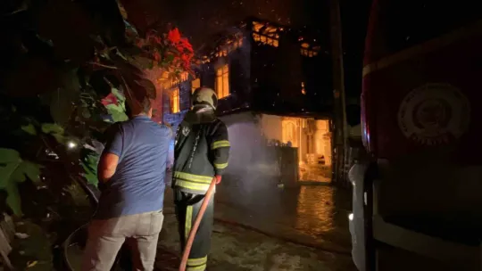 Sabaha karşı yangın paniği: İki ahşap ev kül oldu