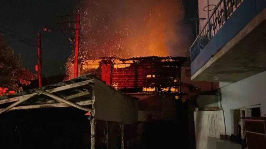 Sabaha karşı yangın paniği: İki ahşap ev kül oldu