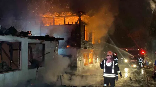 Sabaha karşı yangın paniği: İki ahşap ev kül oldu