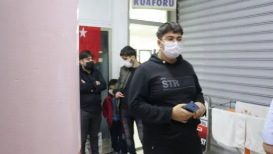 Saç tıraşını beğenmedi, berberi ve arkadaşını bıçakladı