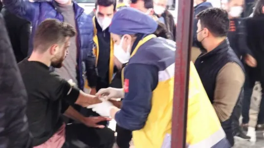 Saç tıraşını beğenmedi, berberi ve arkadaşını bıçakladı