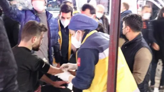 Saç tıraşını beğenmeyince 2 kişiyi bıçaklayan şahıs yakalandı