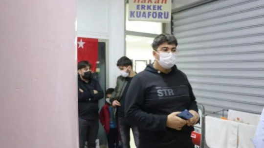 Saç tıraşını beğenmeyince 2 kişiyi bıçaklayan şahıs yakalandı