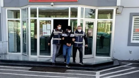 Saç tıraşını beğenmeyince 2 kişiyi bıçaklayan şahıs yakalandı