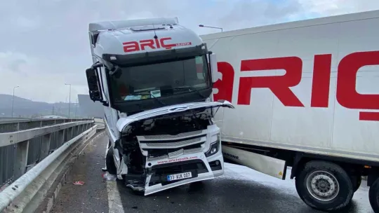 Sağanak beraberinde kazayı getirdi: Kuzey Marmara Otoyolu'nda tır makasladı