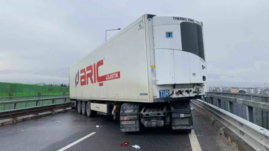Sağanak beraberinde kazayı getirdi: Kuzey Marmara Otoyolu'nda tır makasladı