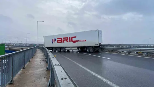 Sağanak beraberinde kazayı getirdi: Kuzey Marmara Otoyolu'nda tır makasladı