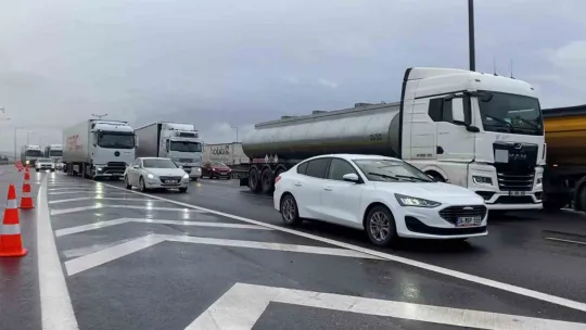 Sağanak beraberinde kazayı getirdi: Kuzey Marmara Otoyolu'nda tır makasladı