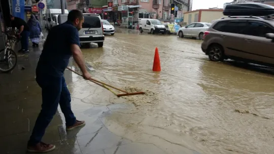 Kocaeli'de Otomobil su altında kaldı, alt geçitler göle döndü