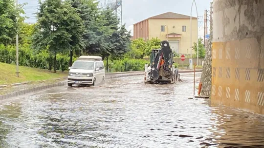 Kocaeli'de Otomobil su altında kaldı, alt geçitler göle döndü