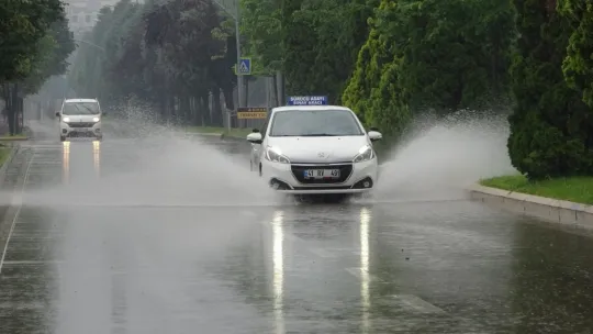 Kocaeli'de Otomobil su altında kaldı, alt geçitler göle döndü