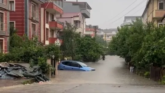 Kocaeli'de Otomobil su altında kaldı, alt geçitler göle döndü