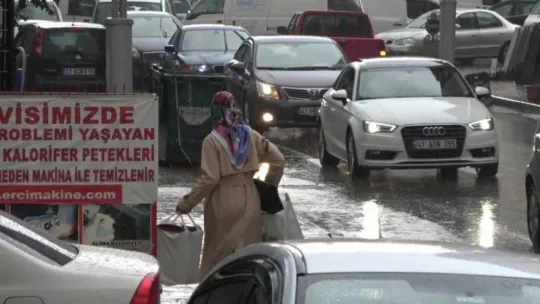 Sağanak yağmura hazırlıksız yakalananlar kaçacak yer aradı