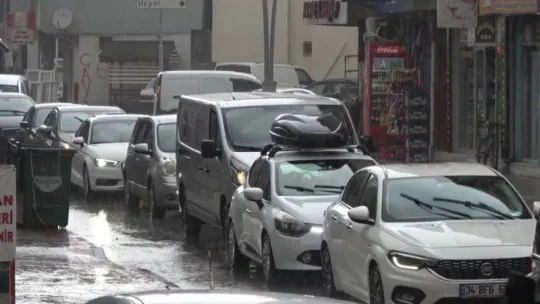 Sağanak yağmura hazırlıksız yakalananlar kaçacak yer aradı