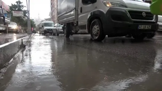 Sağanak yağmura hazırlıksız yakalananlar kaçacak yer aradı