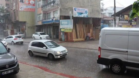 Sağanak yağmura hazırlıksız yakalananlar kaçacak yer aradı